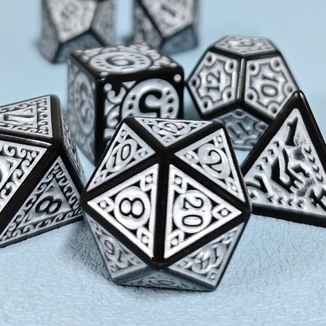 Board Game Vintage - ชุดลูกเต๋าทรงหลายเหลี่ยมแกะสลักลายวินเทจ 7 ชิ้น สีดำขาวเคลือบอะคริลิก สำหรับเกม DND